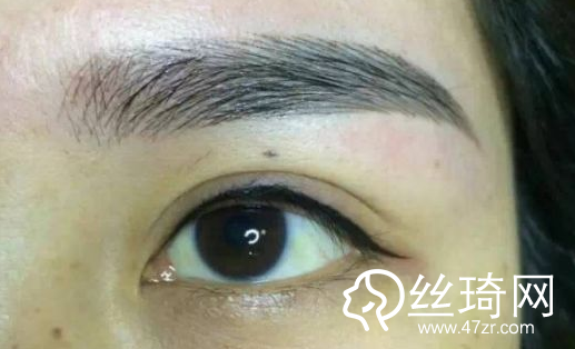 做美瞳線的三大誤區(qū)：酷炫小尾巴、上色過濃、強(qiáng)行補(bǔ)色