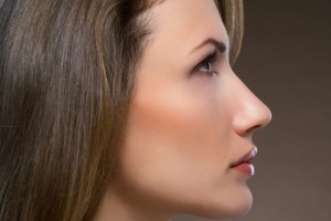 隆鼻之后有時會覺得鼻子是歪的，教你如何解決......